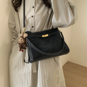 Grand sac cabas noir minimaliste en daim mat avec fermoir et breloque lapin tricoté