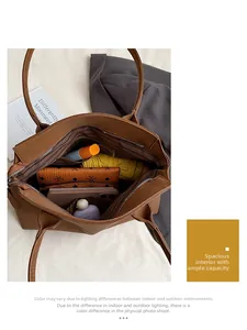 Vue de dessus de l'intérieur d'un grand cabas marron avec poches pour les essentiels