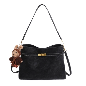 Grand sac cabas noir avec surpiqûres blanches et accessoire lapin en peluche marron