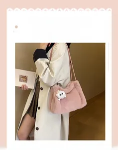 Dettaglio borsa a secchiello in ecopelliccia rosa con ciondolo di peluche per il look