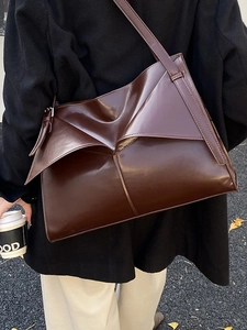 Borsa sottobraccio marrone scuro con design geometrico a pieghe in pelle lucida