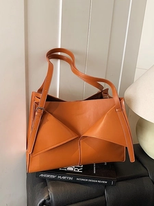 Borsa a spalla in pelle marrone caramello con patta decorativa e spalline sottili