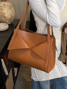 Borsa tote geometrica pieghevole in pelle marrone retrò da donna in ambientazione lifestyle