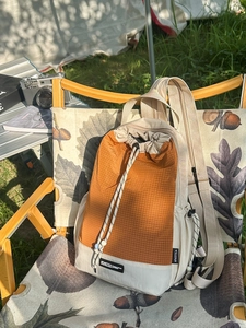Zaino con coulisse bicolore arancione e beige per il tempo libero e i viaggi all'aperto