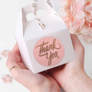 Pegatina Thank You rosa y oro en caja de regalo blanca con cintas decorativas