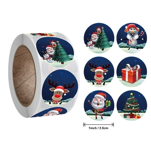 Rolle mit 8 Weihnachtsaufklebern mit festlichen Mustern wie Weihnachtsmann und Schneemann