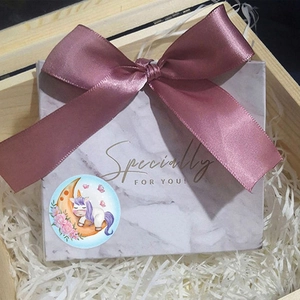 Caja de regalo marmoleada con lazo de seda púrpura y pegatina de unicornio de agradecimiento