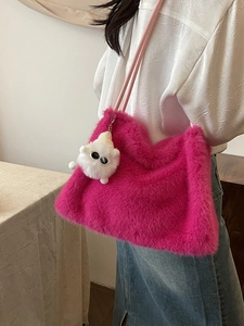 Borsa a secchiello in ecopelliccia fucsia da donna con un simpatico ciondolo a mostro