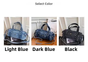 Tre colori di borse baguette in denim con borchie in azzurro, blu scuro e nero