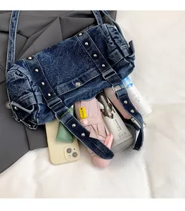 Interno spazioso della borsa denim con spazio per ombrello, cellulare e cosmetici
