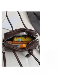 Innenraum der dunkelbraunen Ledertasche mit Platz für Regenschirm und Geldbörse
