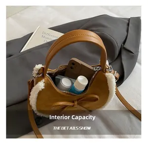 Vue intérieure du sac croissant en daim montrant la capacité pour l'essentiel