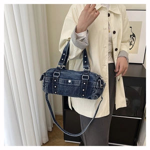 Dettaglio borsa bowling in denim Y2K con borchie argentate e tracolla regolabile