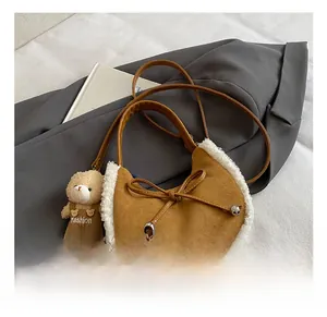 Sac croissant en daim marron avec bordure en peluche blanche et charme d'ours