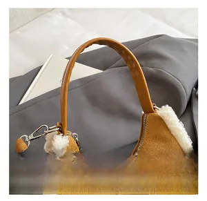 Gros plan détaillé du sac à main en daim avec bordure en molleton et nœud décoratif