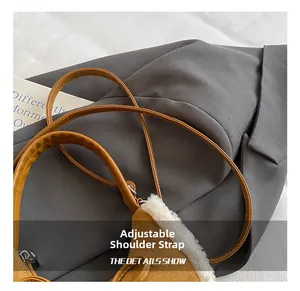 Détails de la bandoulière réglable et bordure en peluche d'un sac bandoulière marron