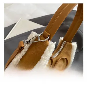 Détail du sac à main en daim marron avec bordure en laine de mouton et crochet en métal