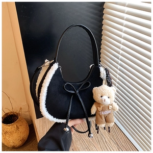 Détail du sac hobo avec bordure en fausse fourrure contrastée et porte-clés ours mignon