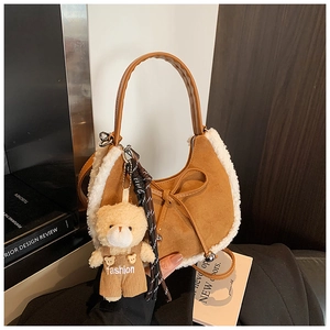 Détail du sac en peluche et daim marron avec pendentif ours en peluche et nœud en cuir