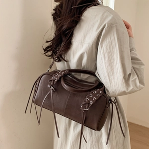 Détails du sac fourre-tout en cuir PU marron foncé avec œillets tissés et longues franges