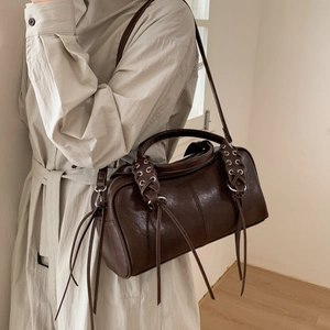 Détails du sac Boston marron foncé avec œillets argentés et lacets à pompons