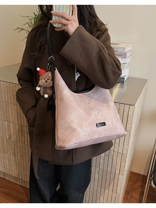 Sac hobo rose en cuir marbré avec bandoulière noire et charmant pendentif d'ours
