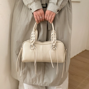 Détail du sac cabas blanc cassé avec poignées tressées et longues franges décoratives