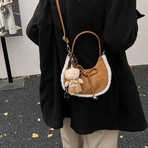 Détails du sac à main en daim marron avec bordure en laine et breloque ours en peluche