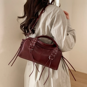 Sac baguette rouge foncé vintage avec détails de glands et bandoulière réglable