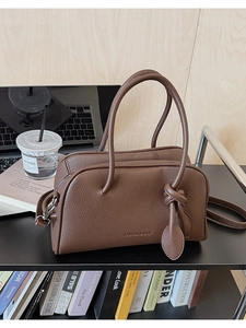 Dettaglio della borsa in pelle martellata testa di moro con nodo e cerniera in metallo