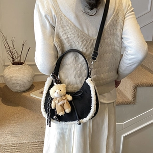Sac hobo noir avec bordure en polaire et charmant porte-clés ours en peluche
