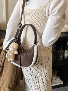 Sac hobo en daim marron avec bordure en fausse fourrure blanche et charme d'ours