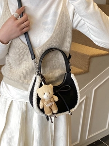 Sac à main minimaliste noir et blanc avec garniture peluche et pendentif ours mignon
