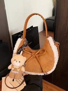 Sac à main marron en daim avec bordure en fourrure blanche et breloque ours en peluche