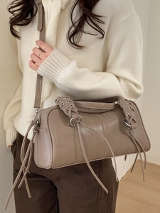 Sac fourre-tout minimaliste en cuir taupe mat avec anses tressées et longs glands