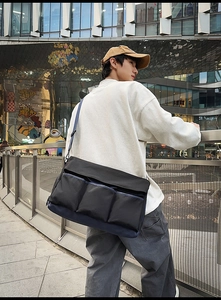 Λήψη street style της νάιλον τσάντας ταξιδιού με πολλές τσέπες σε ανδρικό μοντέλο