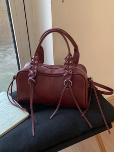 Grand sac à bandoulière bordeaux minimaliste avec pompon et détails de lanières