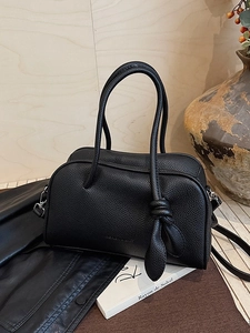 Borsa Boston nera in pelle martellata con manici lunghi e nodi decorativi in pelle