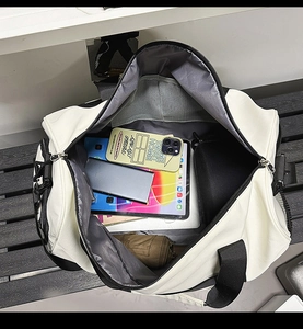 Vista interior de bolsa deportiva blanca con bolsillo de malla y amplio compartimento