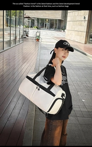 Detalle de bolsa de gimnasia blanca con bolsillo lateral para separación seco y húmedo