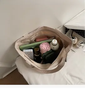 Innenansicht der Canvas-Einkaufstasche mit großem Fassungsvermögen und Reißverschlussfach