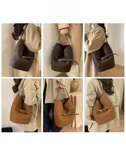 Détails du sac seau rétro mat en marron foncé et camel avec de fines bretelles cuir