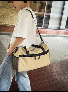 Foto de estilo de vida de una bolsa deportiva impermeable caqui con correas negras