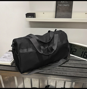 Detalle de bolsa fitness impermeable negra con correa ajustable y bolsillo lateral de red