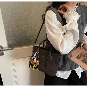 Détail du grand sac cabas marron en similicuir avec charm ours en peluche et foulard en soie