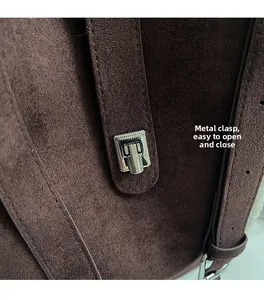 Detaillierte Nahaufnahme der braunen Wildledertasche mit silberner Metallschnalle