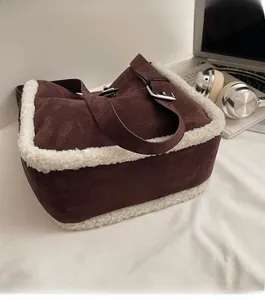 Detailansicht der braunen Wildledertasche mit weißem Pelzbesatz und Metall-Verstellschnalle