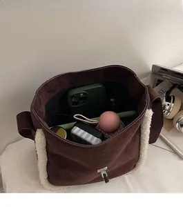 Detaillierte Innenansicht der braunen Wildleder-Eimertasche mit weißem Sherpa-Besatz und Platz
