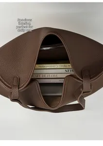 Détail de l'intérieur spacieux d'un grand sac cabas marron en cuir grainé de qualité
