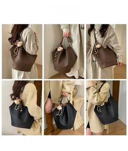 Détails du grand sac cabas rétro en cuir noir et marron avec breloque ours mignon